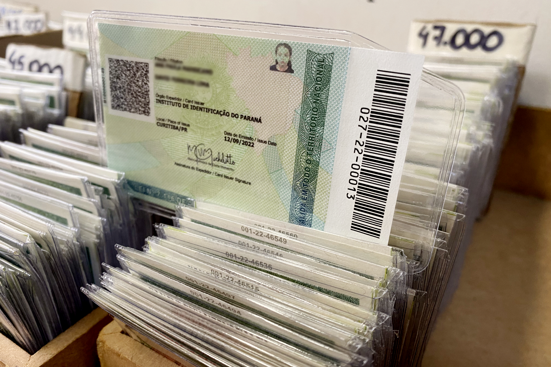 Centenas de rgs organizados em caixas