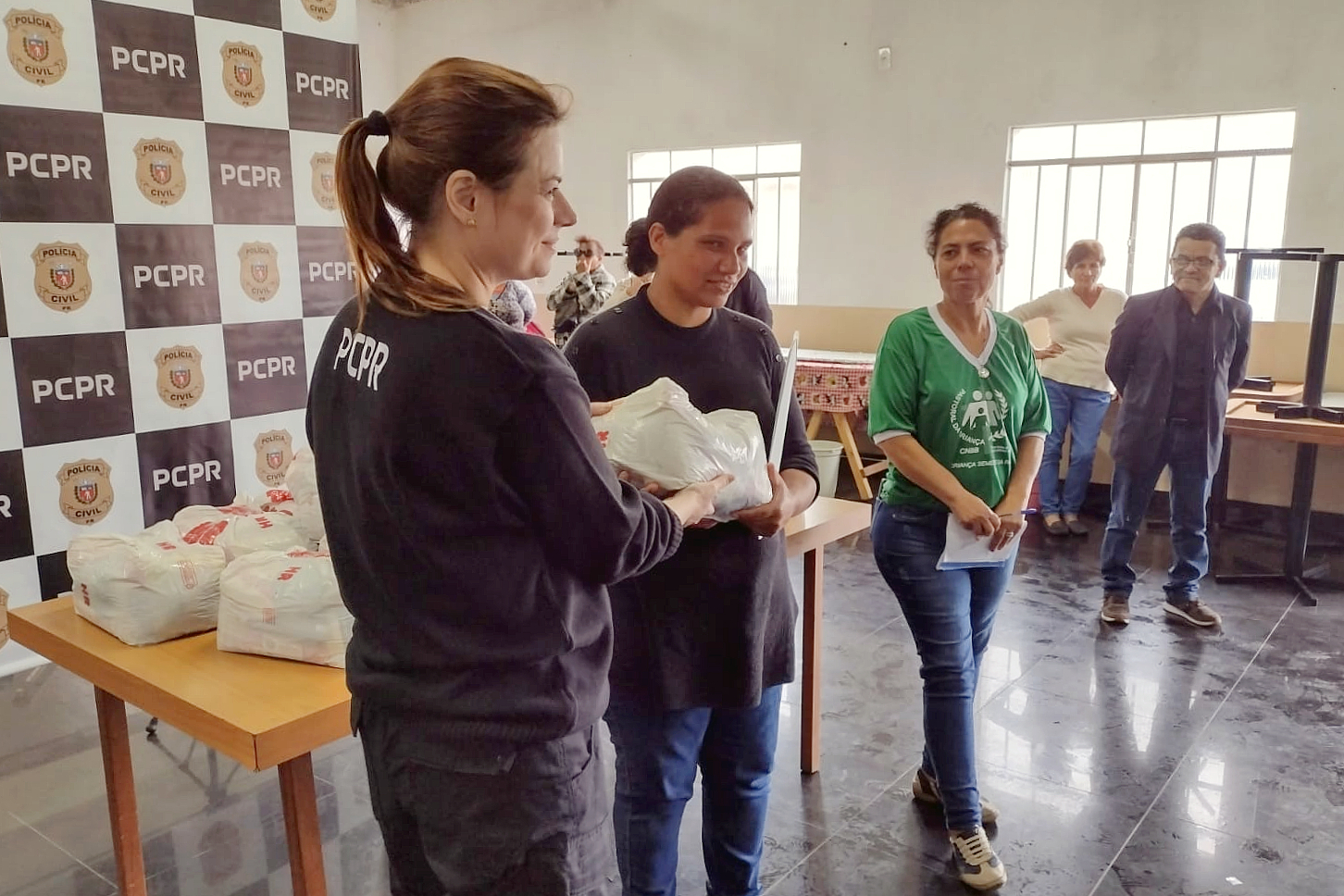Policial civil entrega cesta