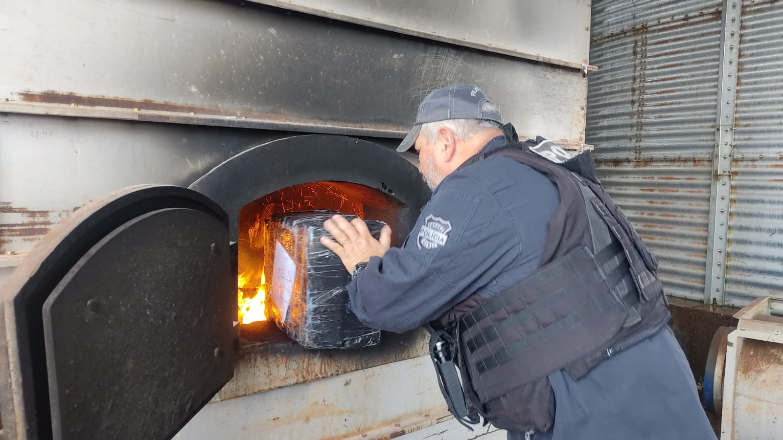 Policial civil deposita pacote com droga no incinerador