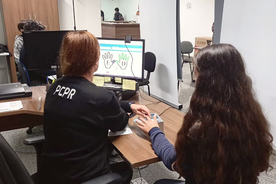 Policial civil recolhe impressão digital de adolescente