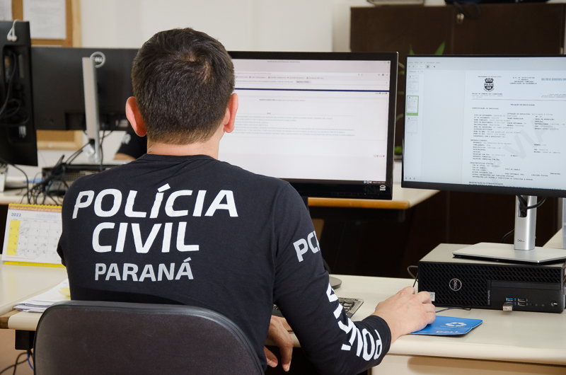 Policial civil ao computador