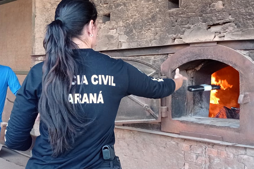 Policial civil jogando tablete de droga no incinerador
