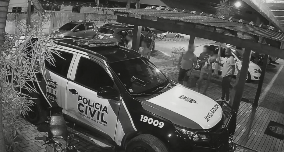 viatura policia civil preta e branca, em frente dp de ipanema, bebe socorrido por delegado