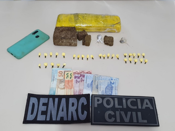 Droga apreendida pela PCPR está disposta em cima da mesa