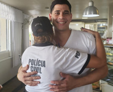 Policial civil é abraçada por veranista
