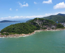 Imagem aérea de ilha no litoral