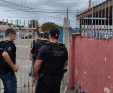 Policiais civis em cumprimento a mandados judiciais em Curitiba