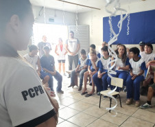 Policial civil explicando o funcionamento da PCPR aos alunos