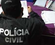 Policial civil cumprindo mandado