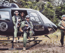 Policiais do GOA junta a helicóptero