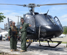 Policiais do GOA junto a helicóptero