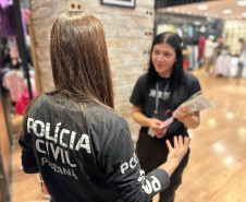 PCPR realiza ação do Outubro Rosa em shopping de Curitiba 
