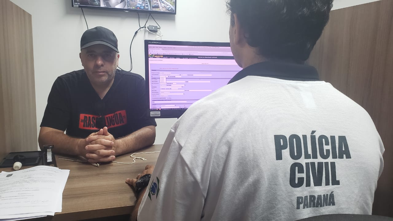 Policial Civil fazendo registro de Boletim de Ocorrência para vítima