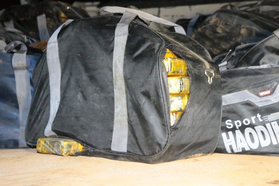 Drogas de apreensão dentro de uma mala