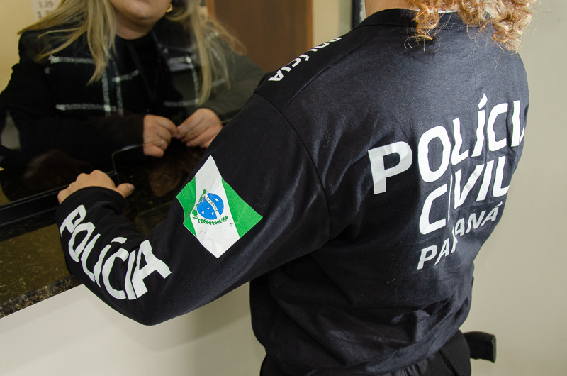 Policial civil atendendo vítima