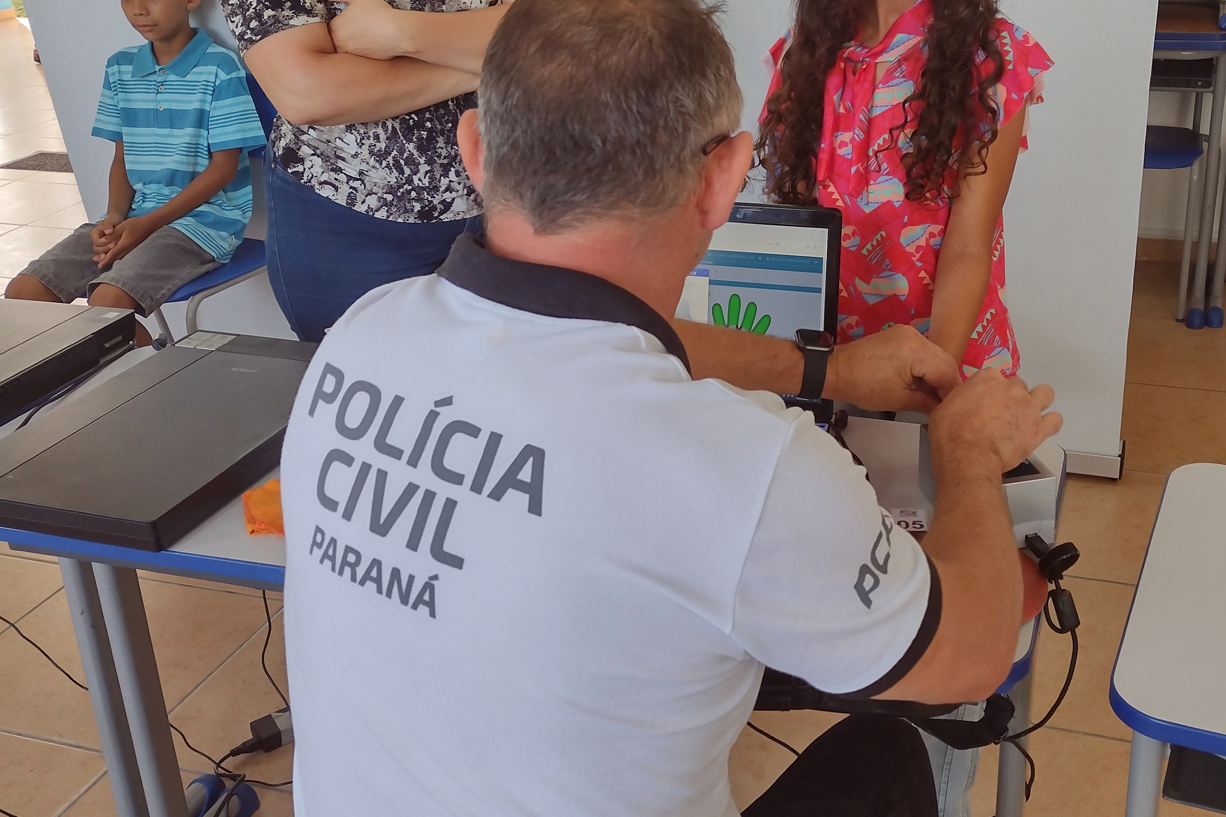 Policial recolhendo digital de criança