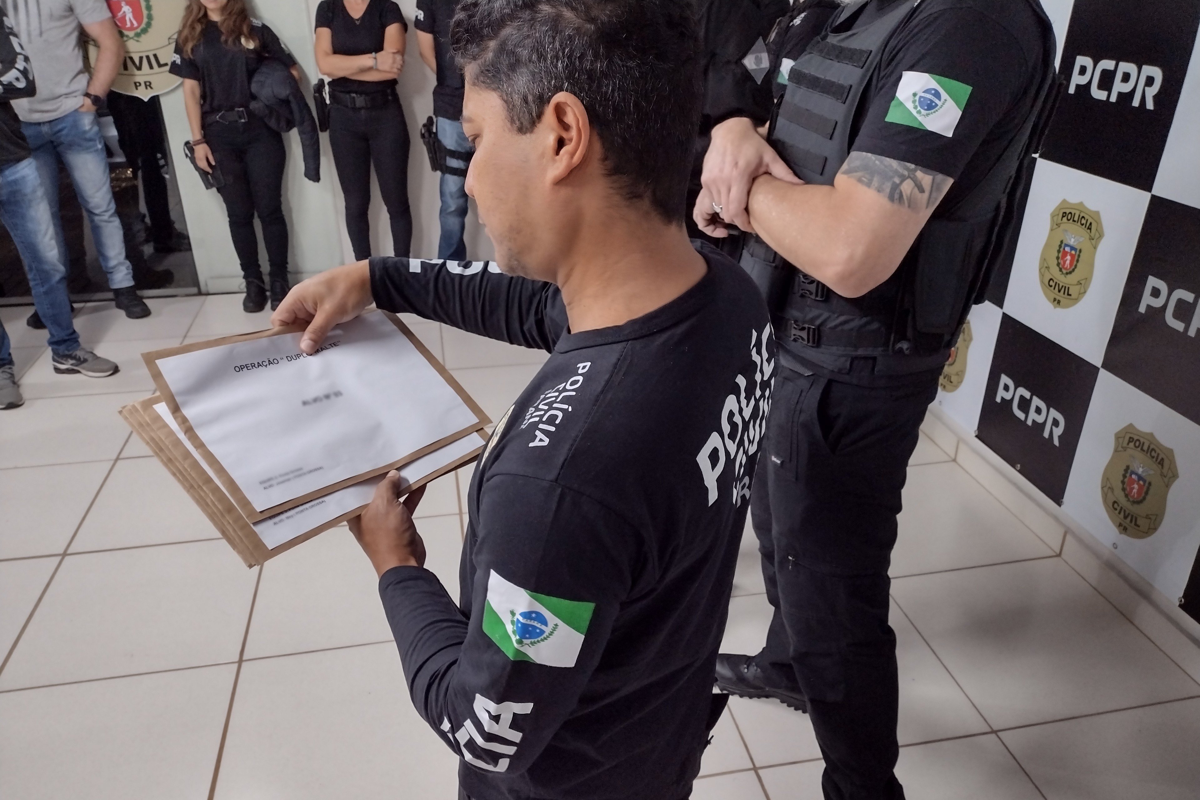 Policial civil com documentos