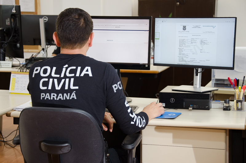 Policial civil ao computador