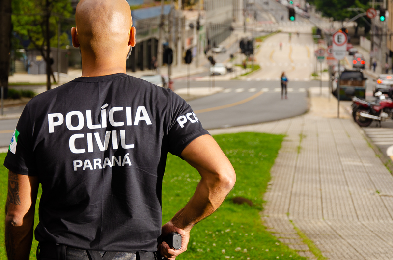 Policial civil observa movimento nas ruas