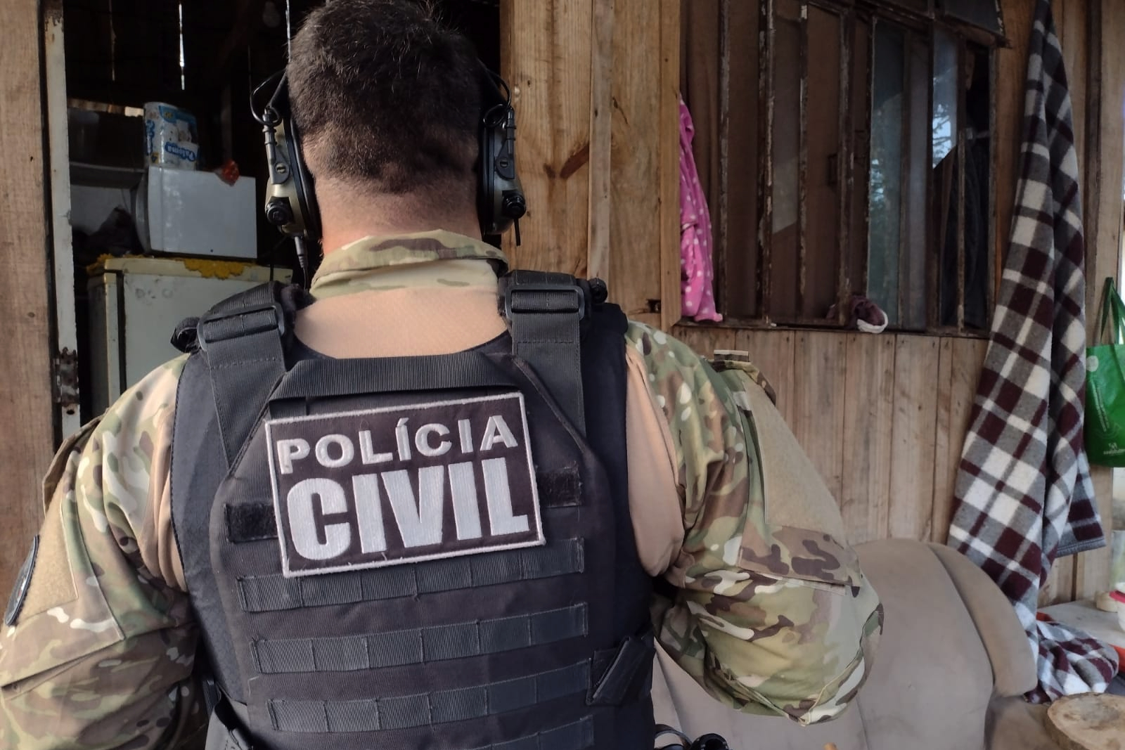 Policial civil de costas