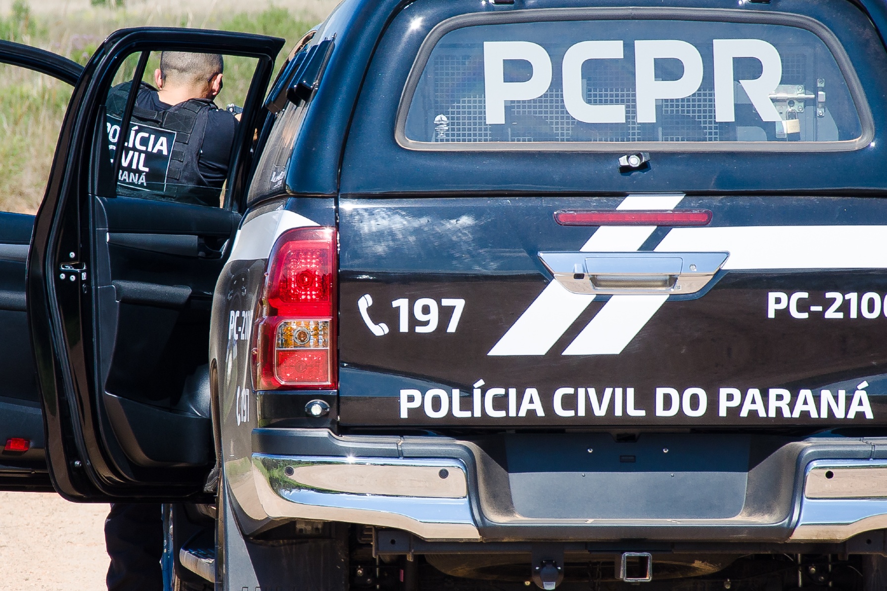 Policial civil apontando arma em abordagem