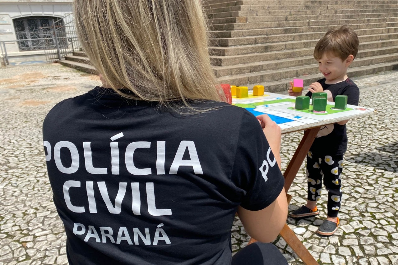 Policial civil brincando com criança