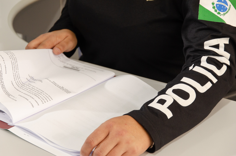 Policial civil analisando documentos