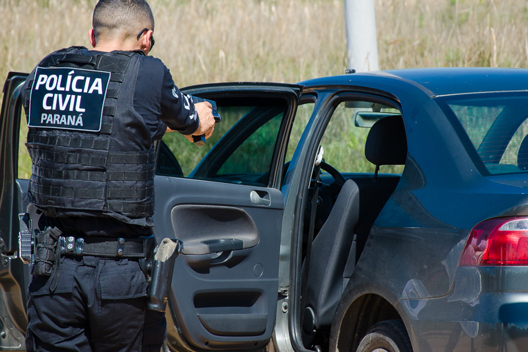 Policial civil em abordagem