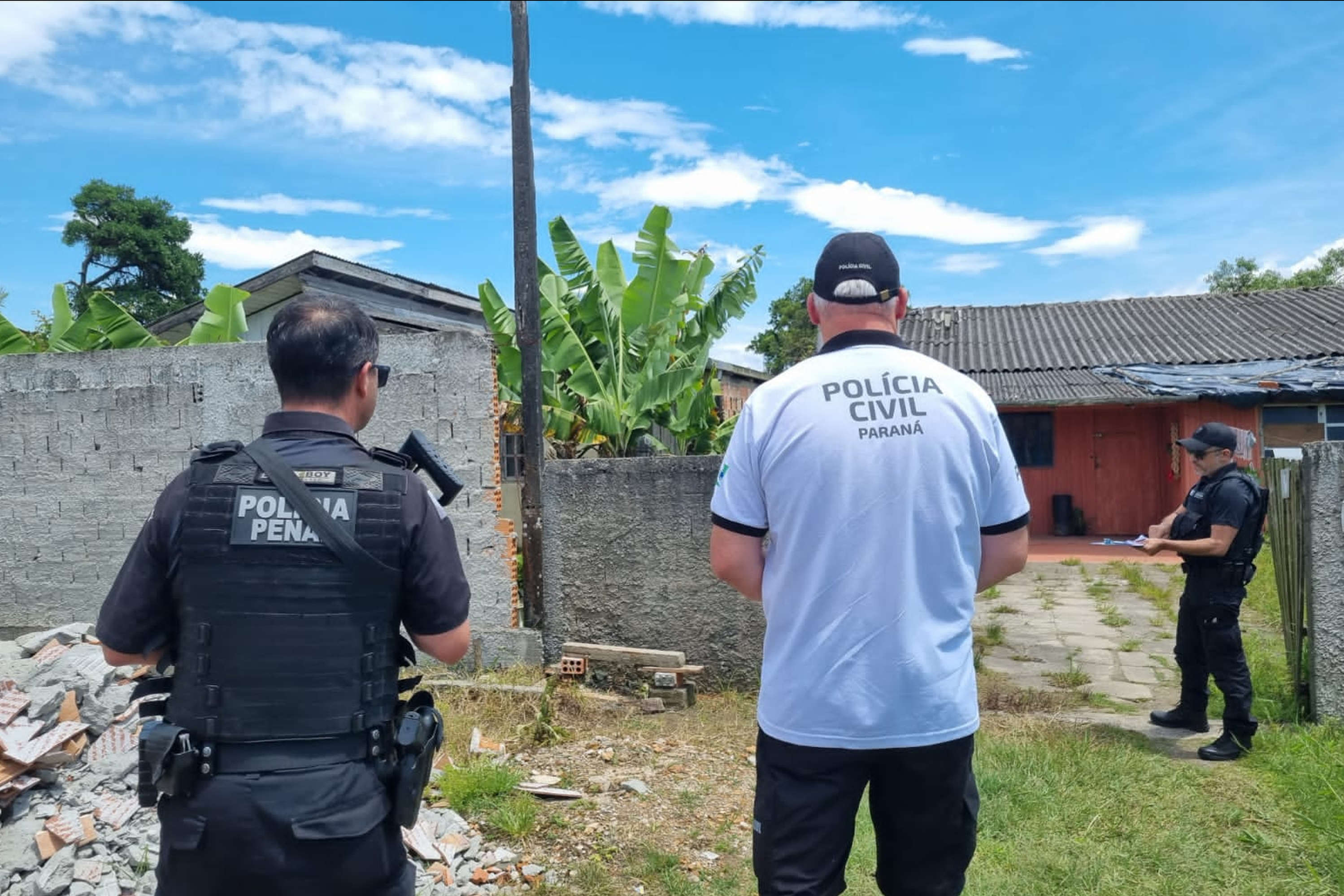 Policiais cumprem mandados contra pessoas com tornozeleira que não poderiam estar no Litoral