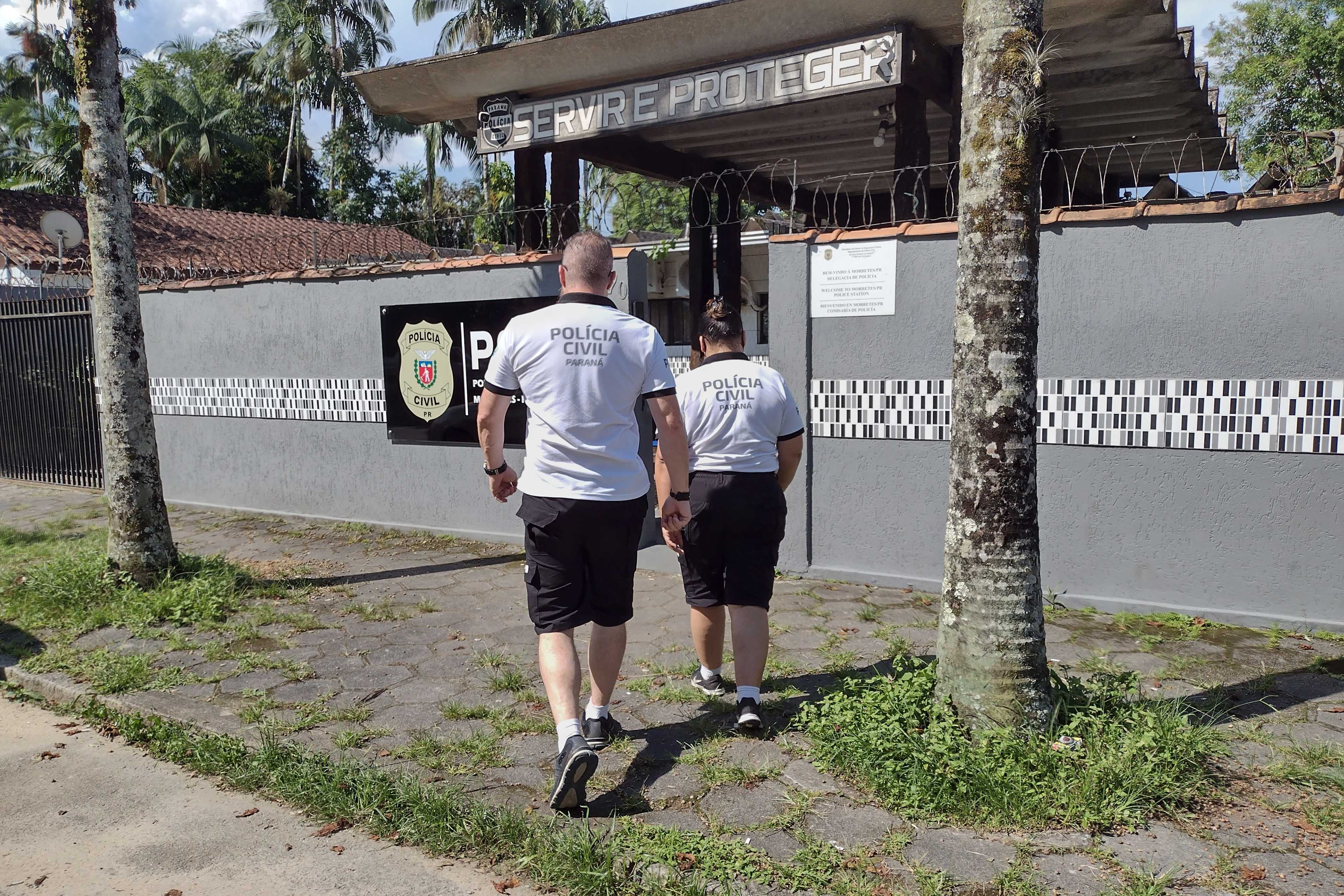 Dois policiais civis entrando em delegacia
