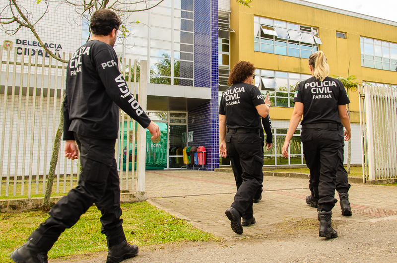 Vários policiais civis entrando em delegacia