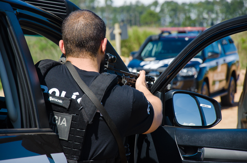 Policial civil aponta arma em abordagem