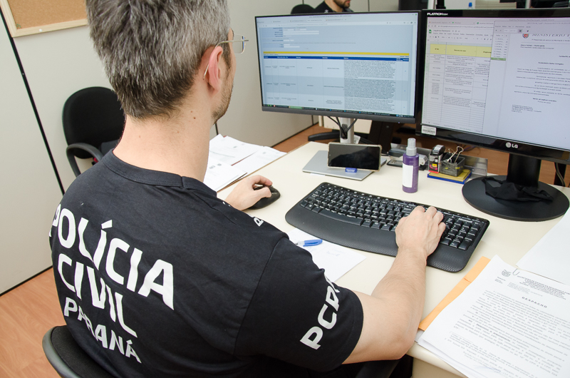 Policial civil ao computador
