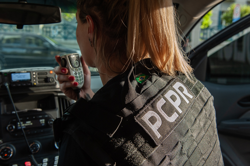 Policial civil ao radio em viatura