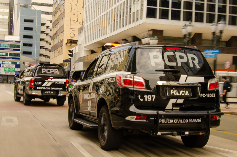 Duas viaturas da polícia civil em via pública