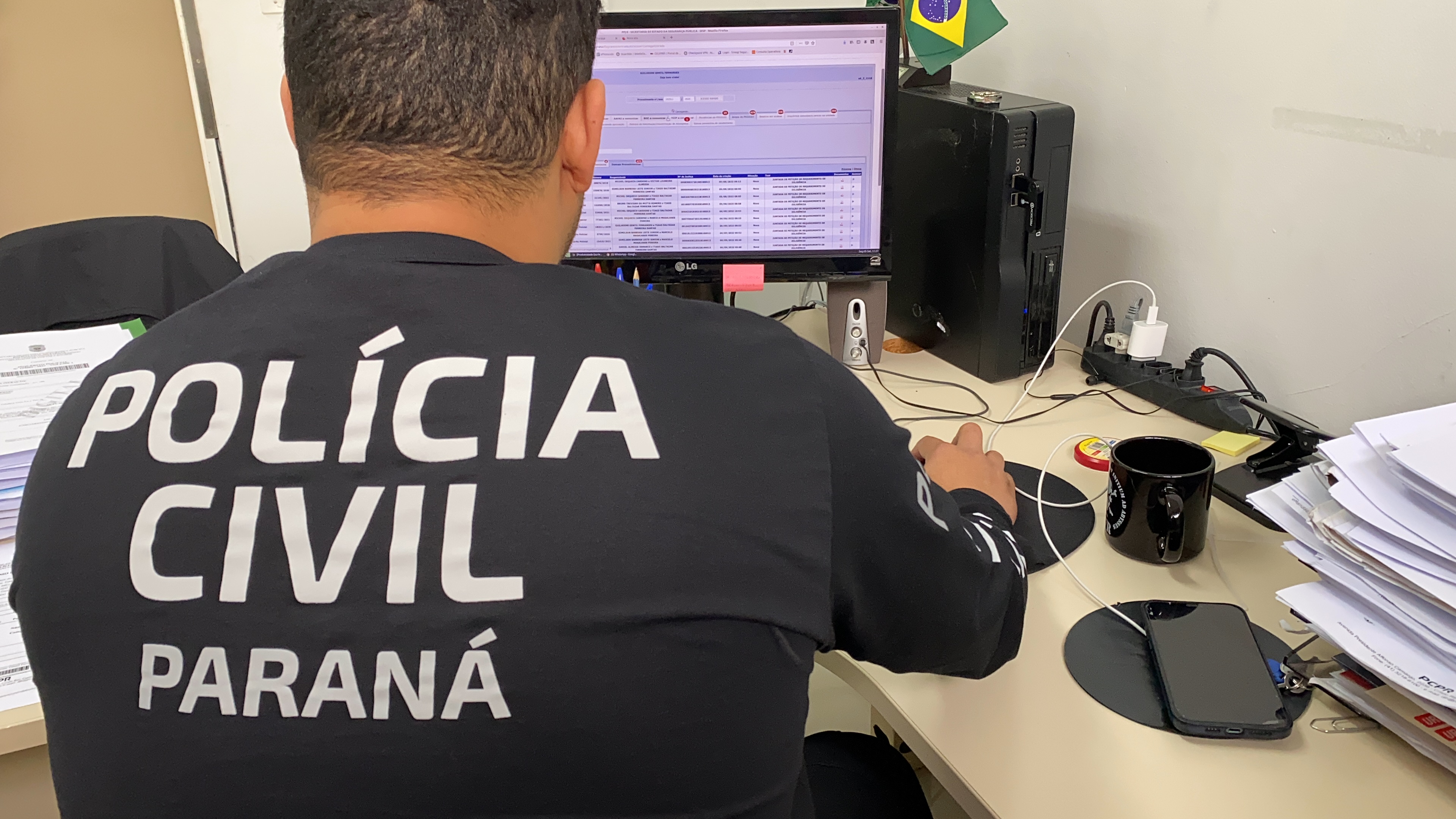 Policial civil ao computador