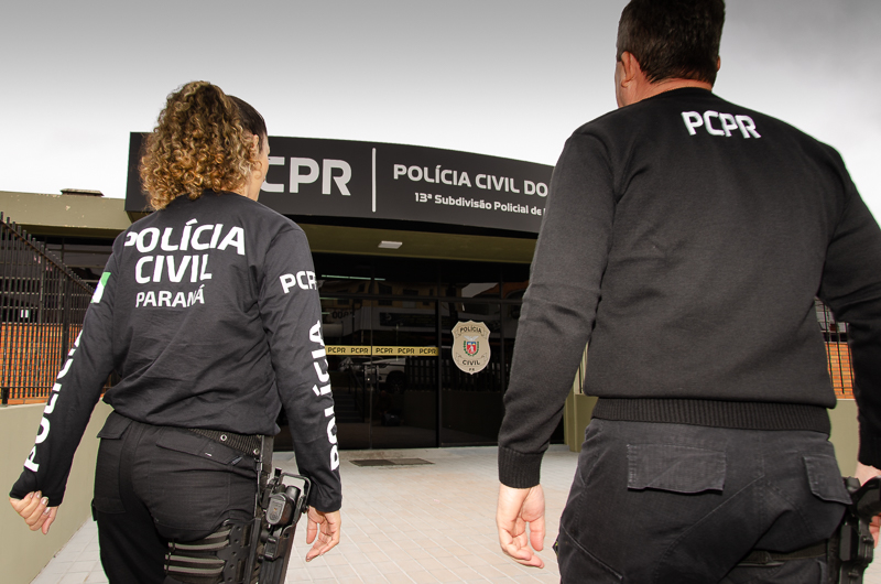 Dois policiais civis entrando em delegacia