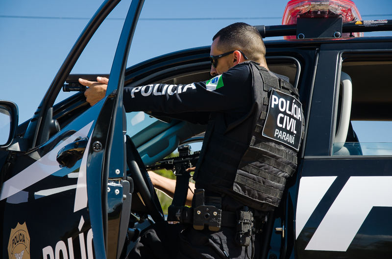 Policial civil apontando arma em abordagem