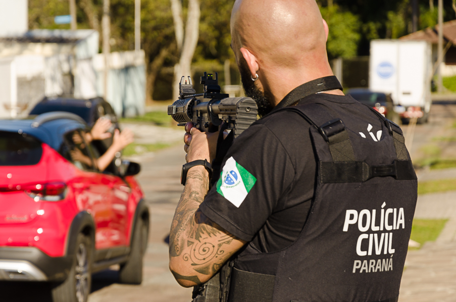 PCPR e PMPR prendem duas pessoas em flagrante por tráfico de drogas e posse de arma sem registro em Foz do Iguaçu