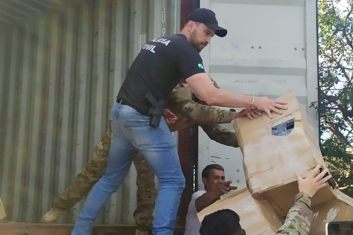 PCPR e PF apreendem 3 toneladas de maconha e prendem suspeito em Guarapuava
