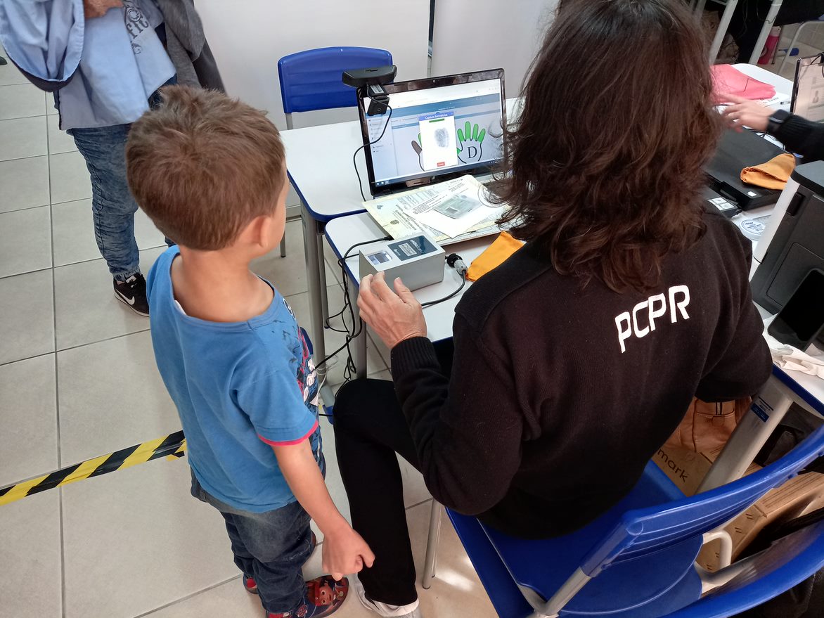 PCPR firma convênio com rede municipal de ensino e leva carteiras de identidade para 4 mil crianças em Foz do Iguaçu