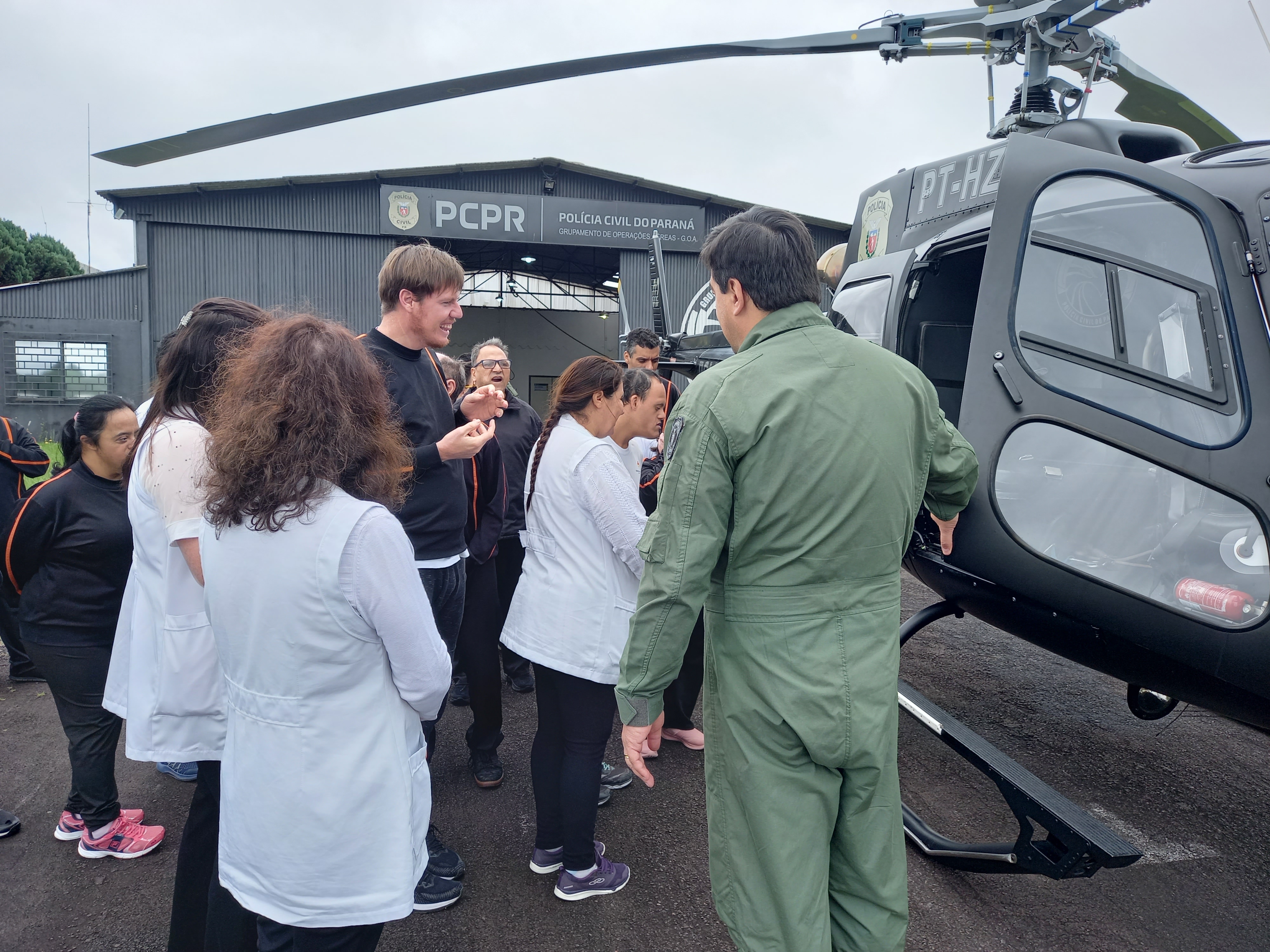 PCPR recebe visita de alunos com deficiência no Grupamento de Operações Aéreas