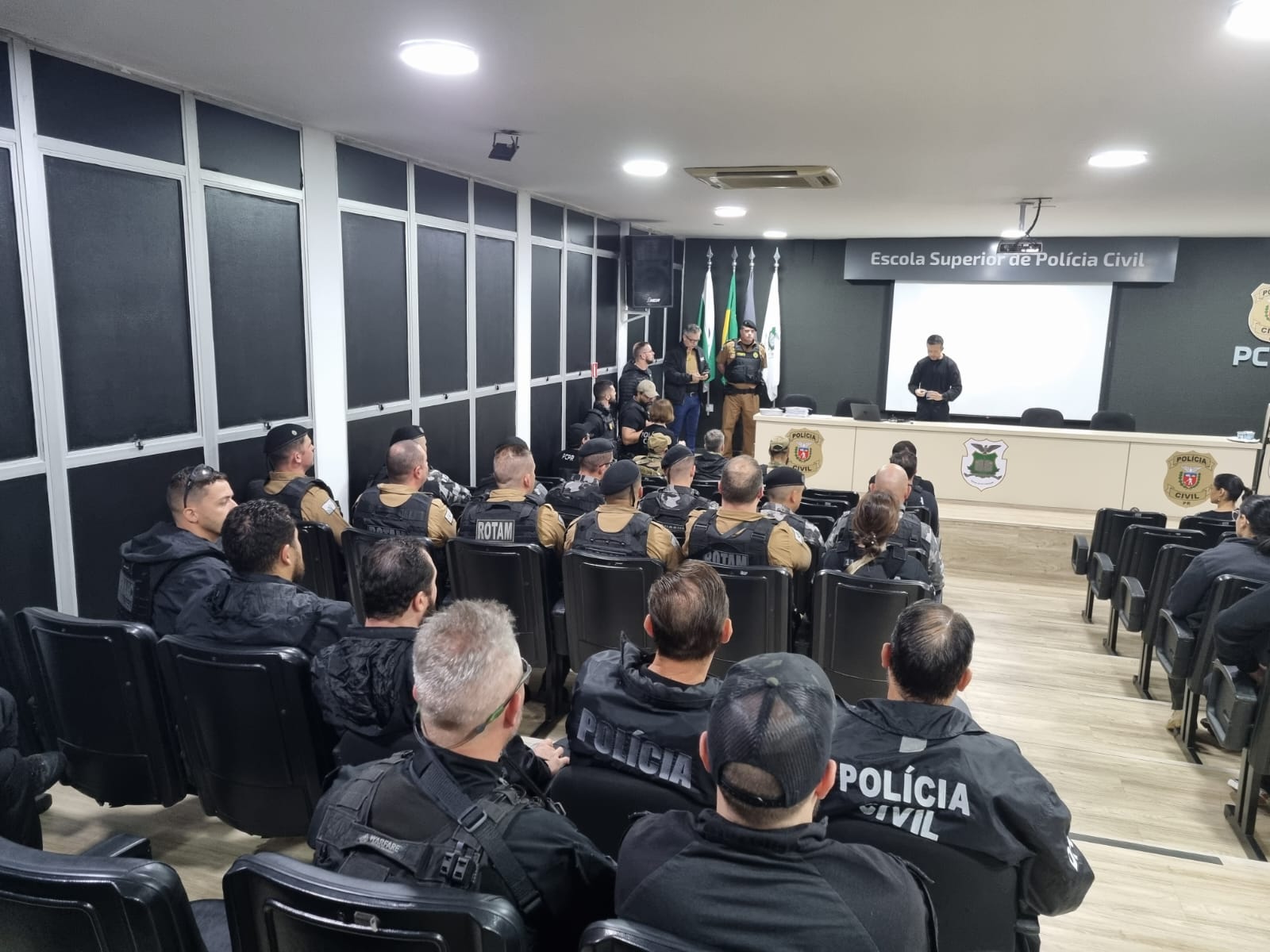PCPR e PMPR prendem 20 pessoas em operação contra organização criminosa ligada ao tráfico de drogas no Centro de Curitiba