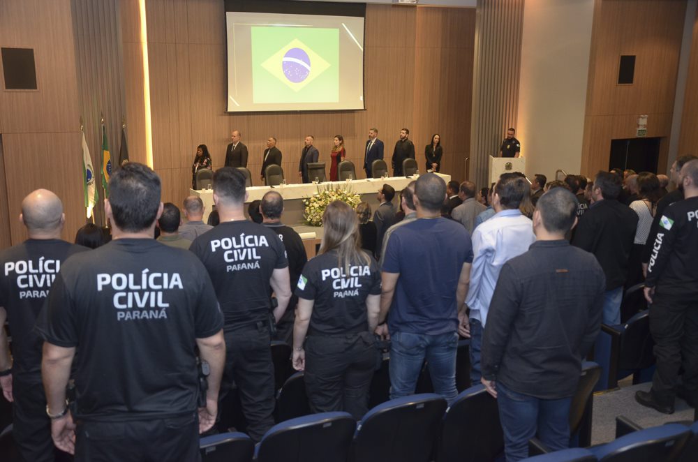 PCPR realiza entrega de medalhas de serviço policial para servidores em Curitiba