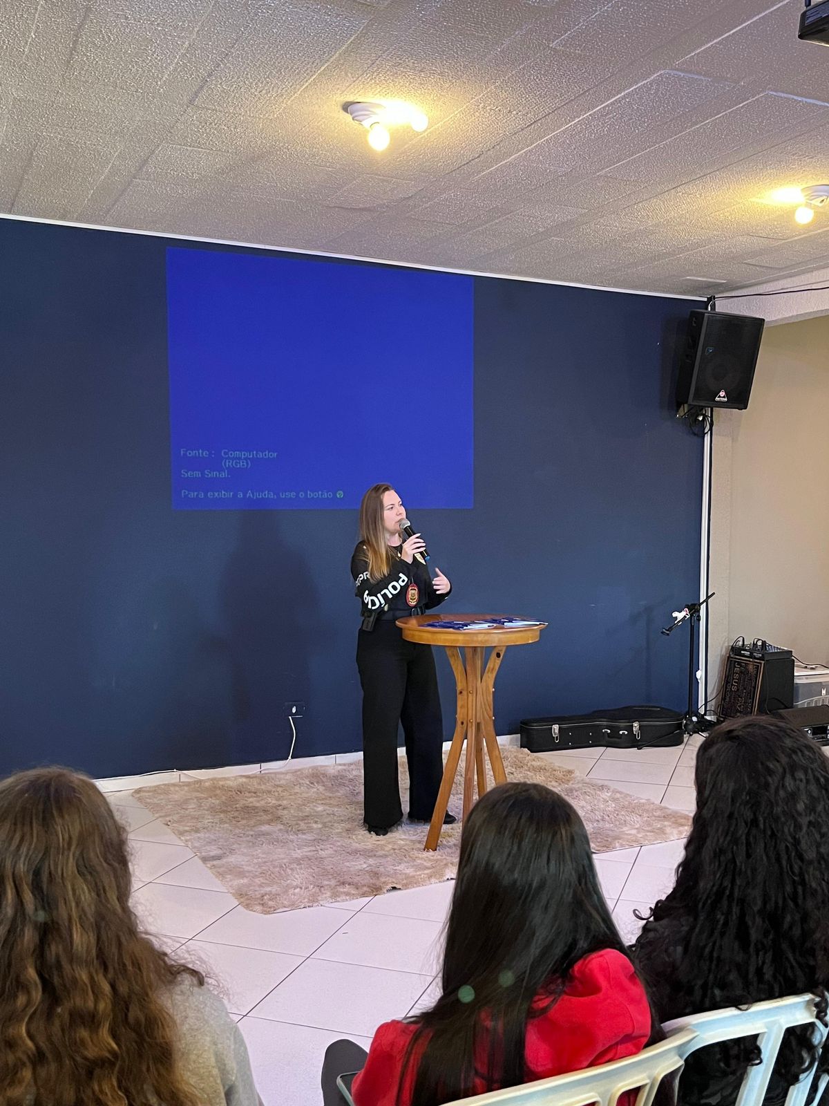 PCPR ministra palestra sobre violência doméstica para 100 alunos em Piraquara A Polícia Civil do Paraná (PCPR) ministrou uma palestra para 100 alunos sobre atendimento da polícia judiciária nos casos de violência doméstica. A ação aconteceu na Escola Estadual Professor Iedo Nespolo, em Piraquara, na Região Metropolitana de Curitiba, nesta segunda-feira (22). A palestra faz parte da Operação Mulher Segura que acontece em todo o Estado e contou com apoio da Policia Militar do Paraná (PMPR) e o conselho da