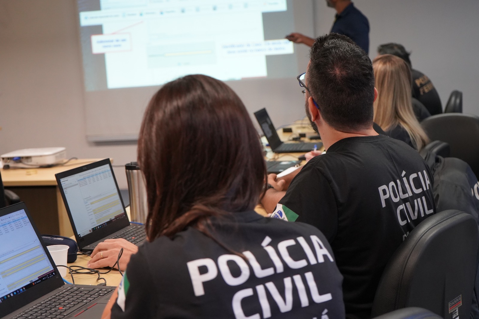 Policiais civis participam de habilitação em Sistema Automatizado de Identificação Biométrica em Curitiba