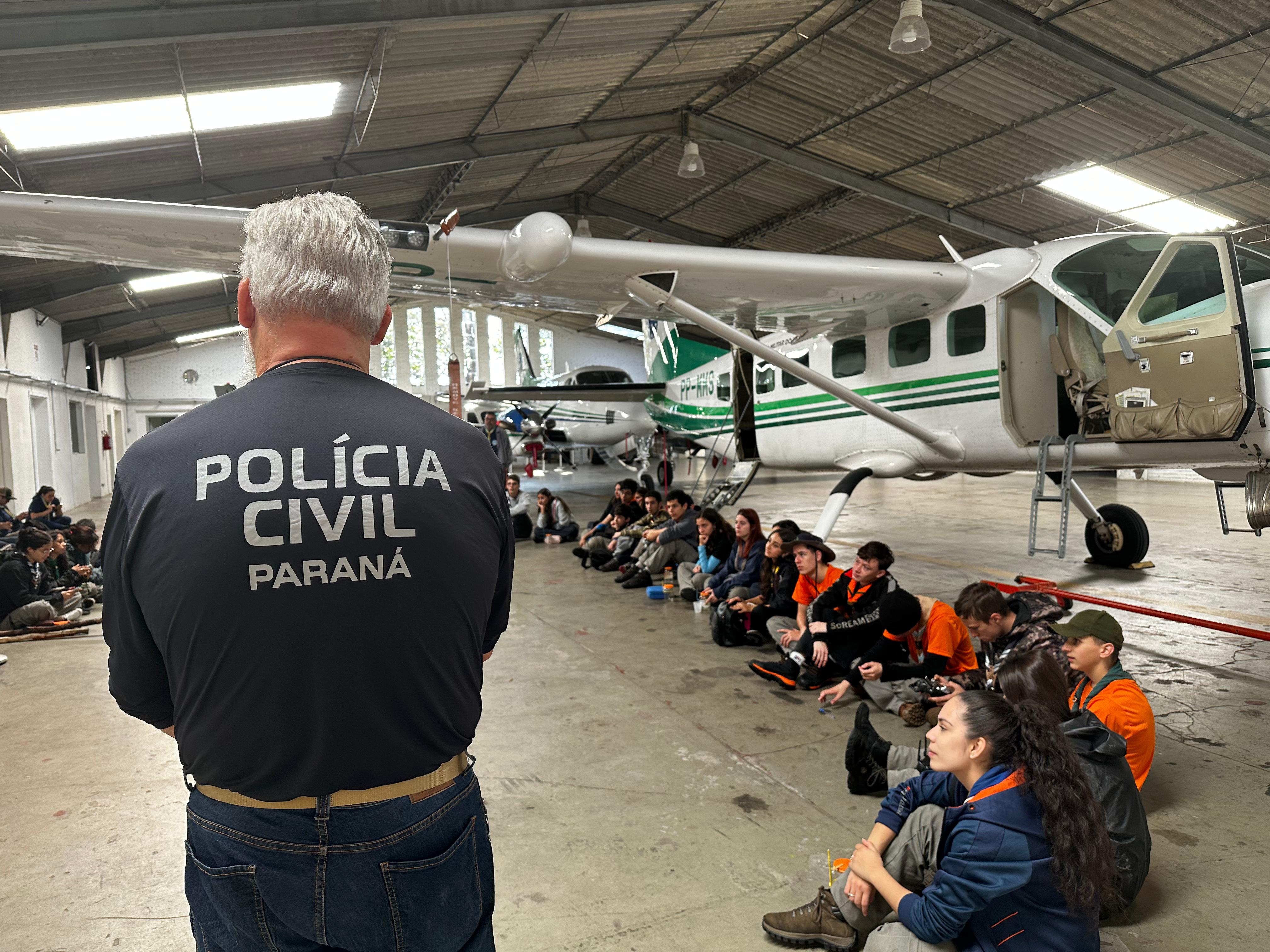 PCPR na Comunidade ministra aula de Vant e aeromodelismo para escoteiros