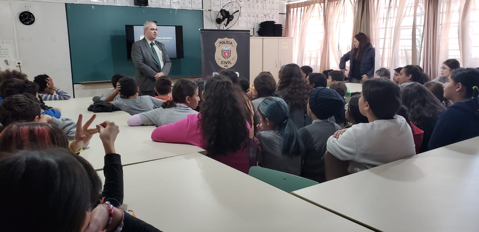 PCPR ministra palestra sobre internet segura e bullying para 110 crianças de escola municipal em Curitiba