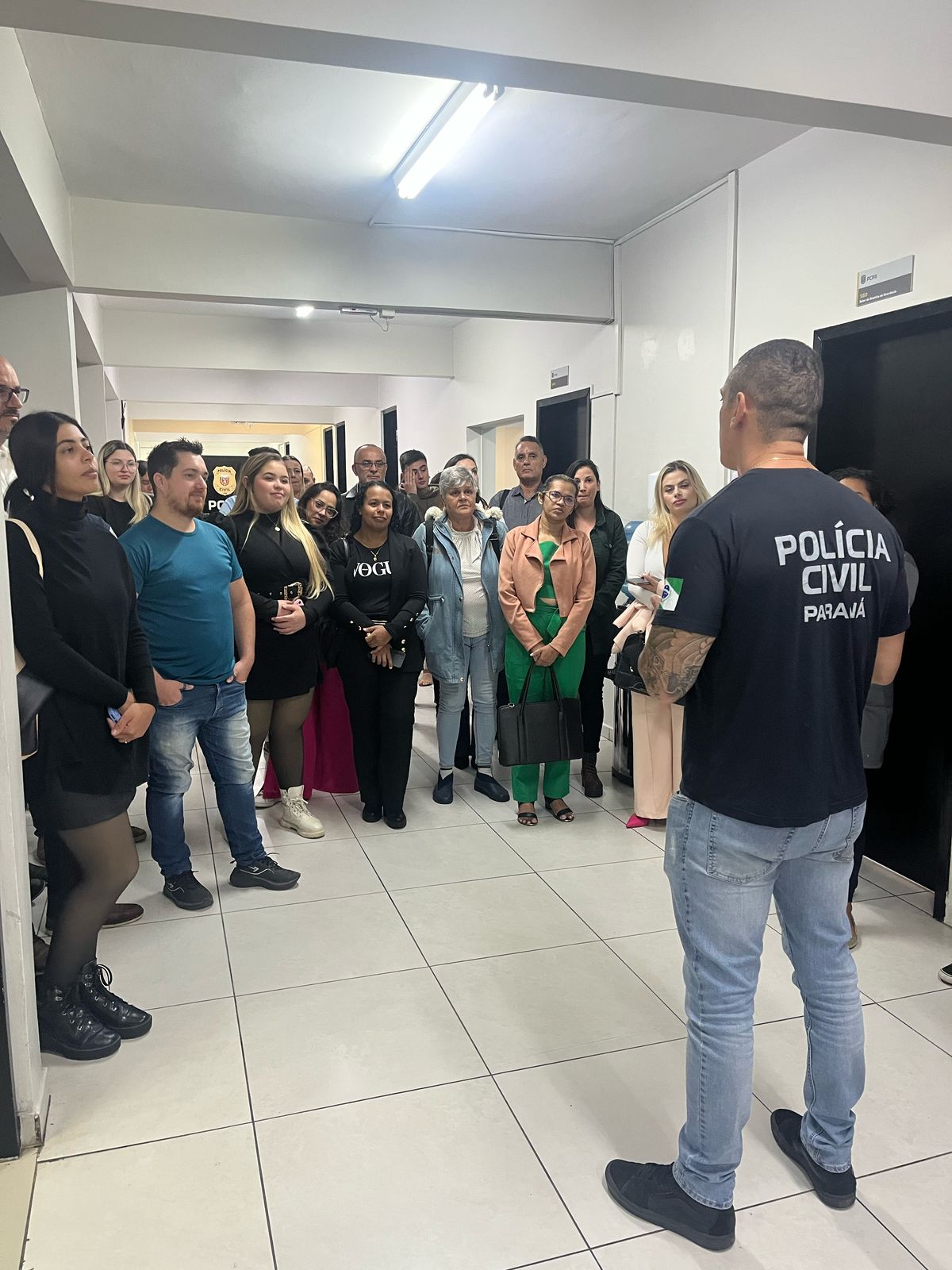 PCPR realiza visita guiada pela Delegacia de Furtos e Roubos com estudantes de direito em Curitiba