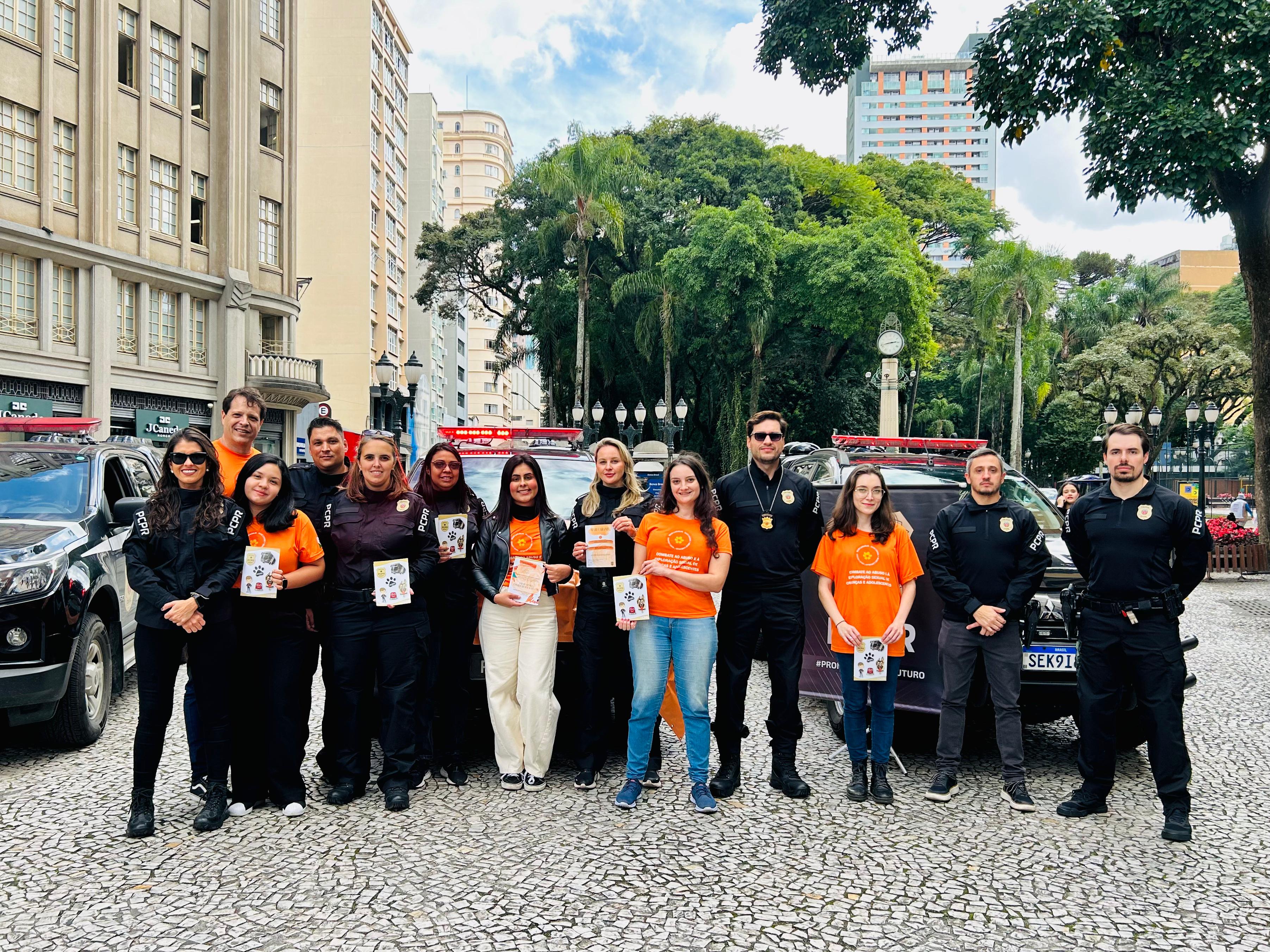 PCPR realiza ação em alusão ao Maio Laranja na rua XV de Novembro, em Curitiba